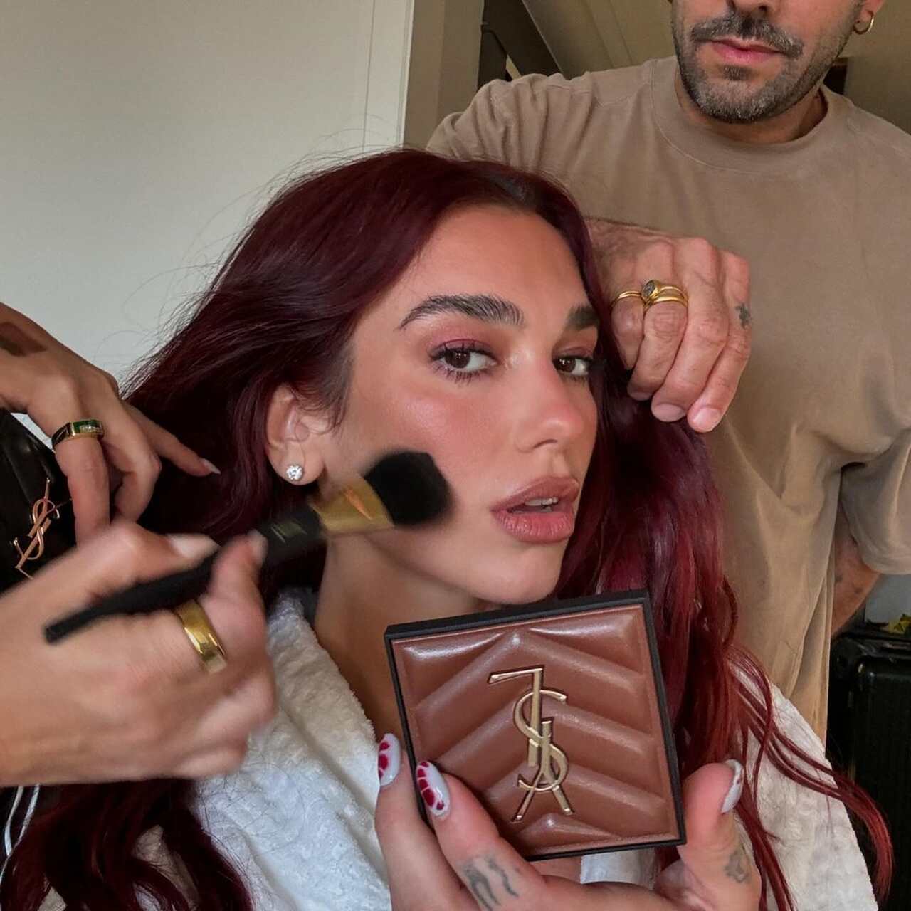 Dua Lipa, Maquillaje, polvos bronceadores