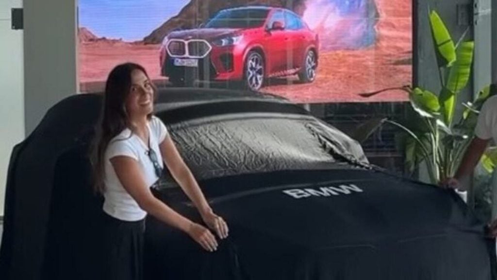 María Pombo con su nuevo BMW