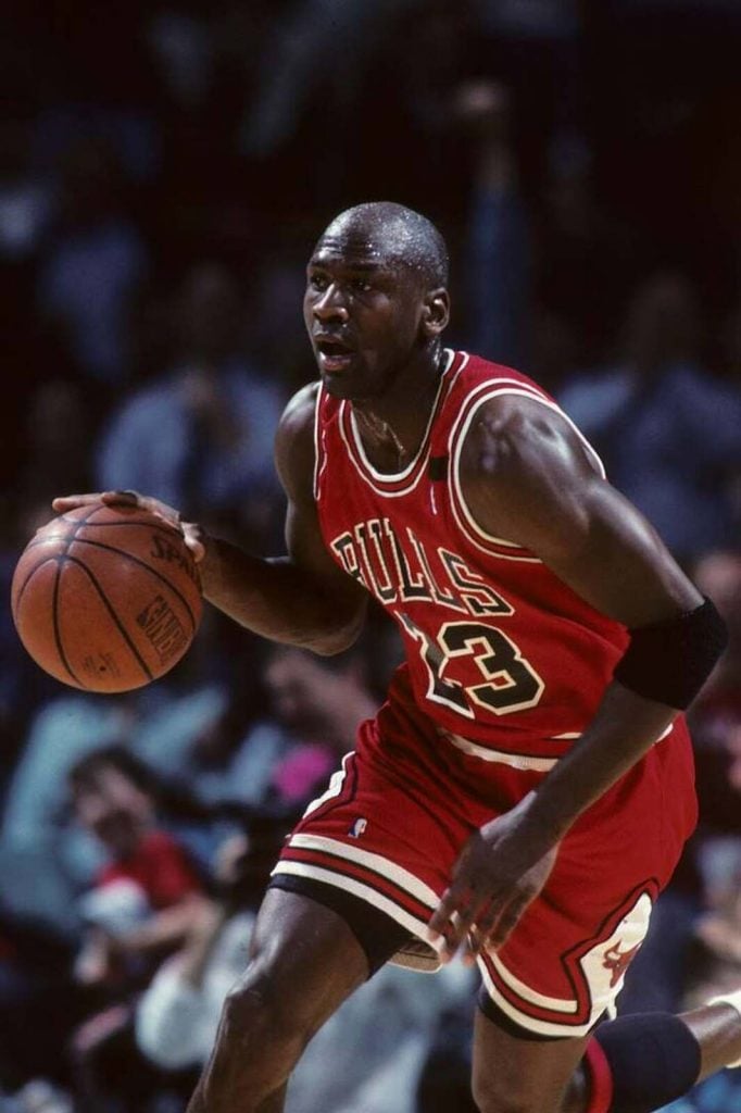 Michael Jordan jugando al baloncesto