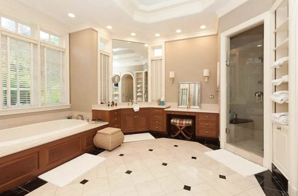 Baño de la mansión de Mariah Carey