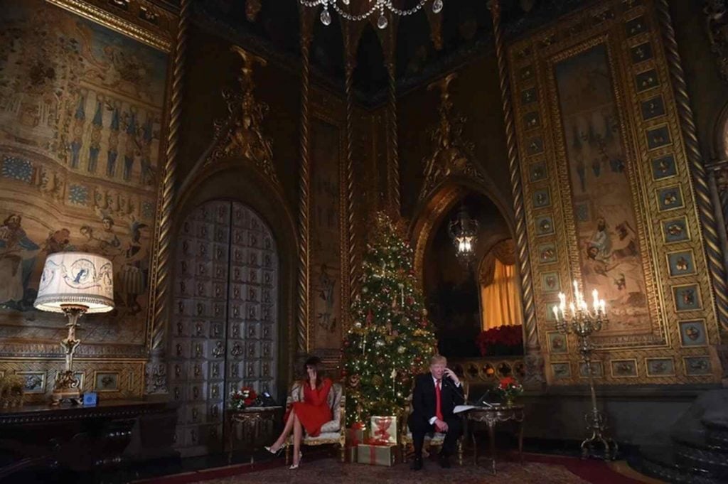 Donald y Melania Trump con un arbol de Navidad