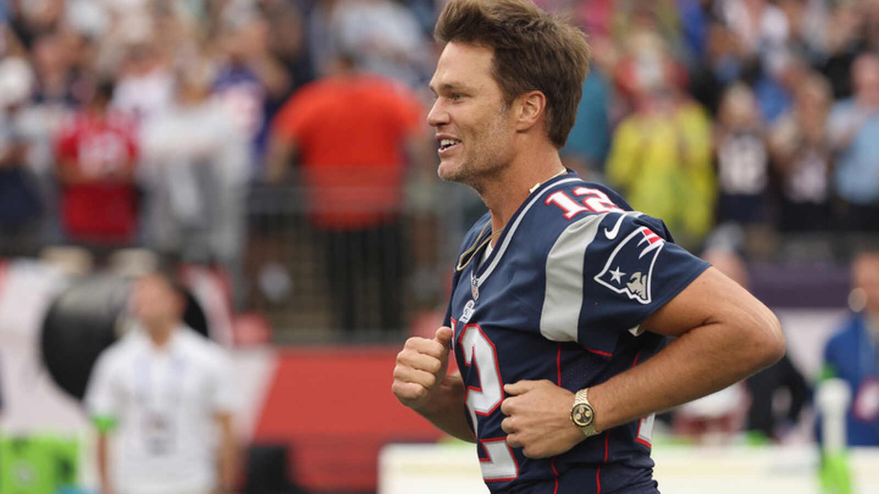 tom Brady corriendo con un rolex exclusivo de oro