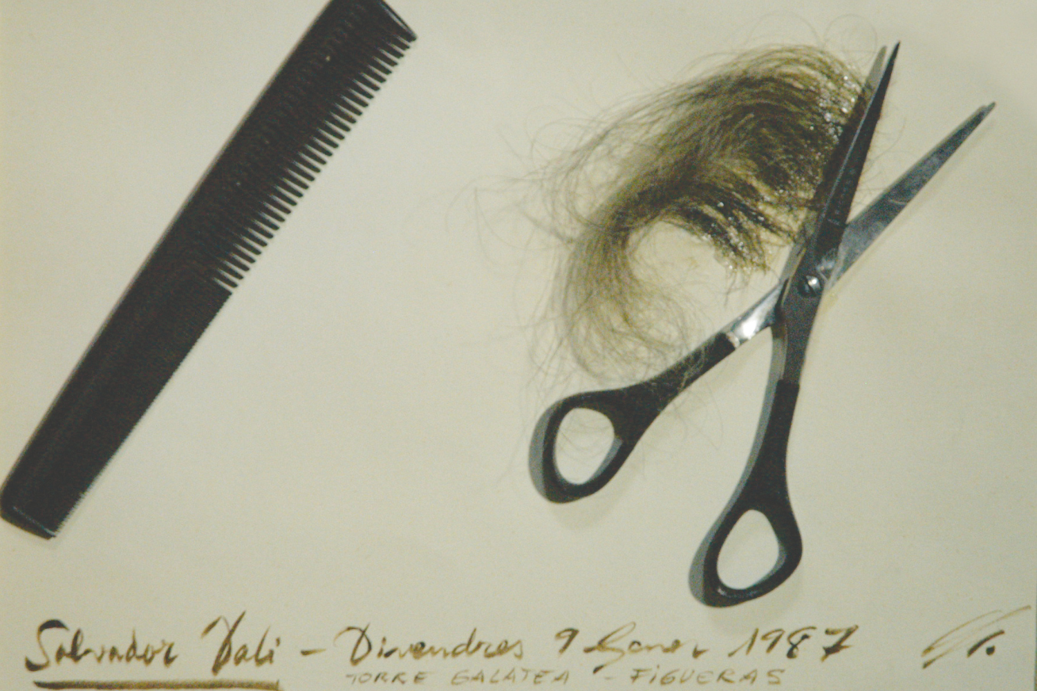 Tijera de Llongueras con mechón de pelo de Dalí. 