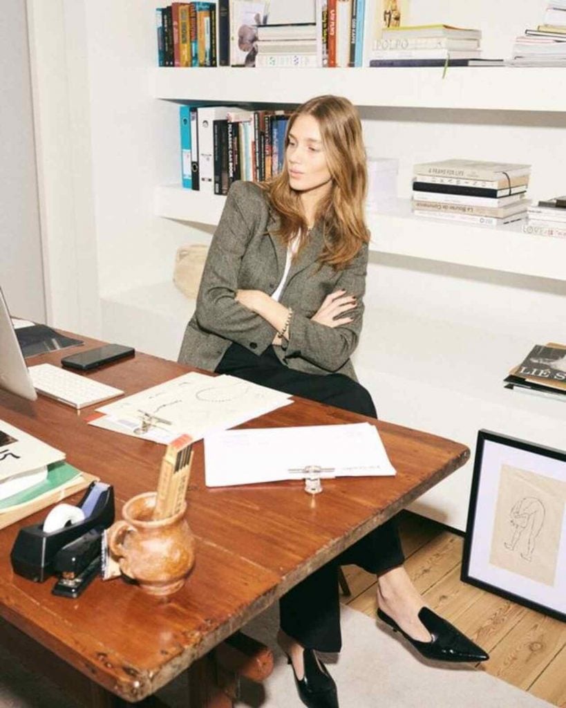 Mujer en mesa trabajando, genética estrés