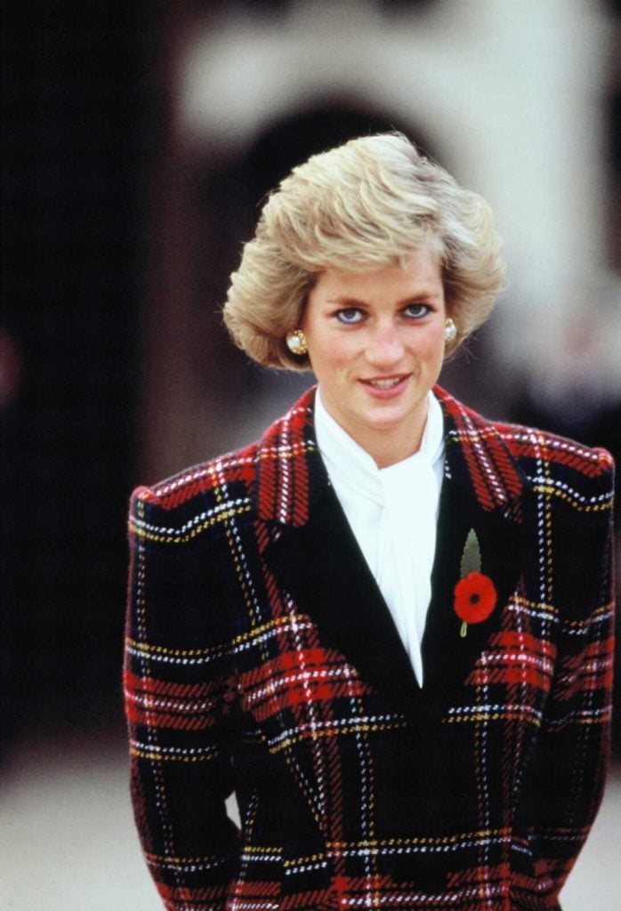 Lady Di con chaqueta roja de cuadros