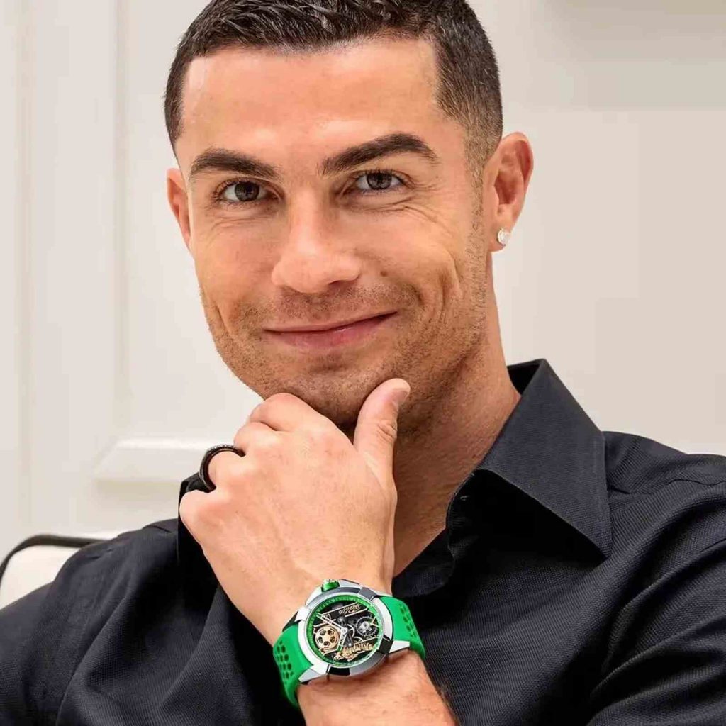 Cristiano Ronaldo con un reloj de lujo