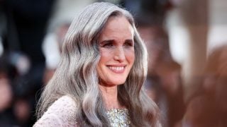 Andie MacDowell con canas en alfombra roja