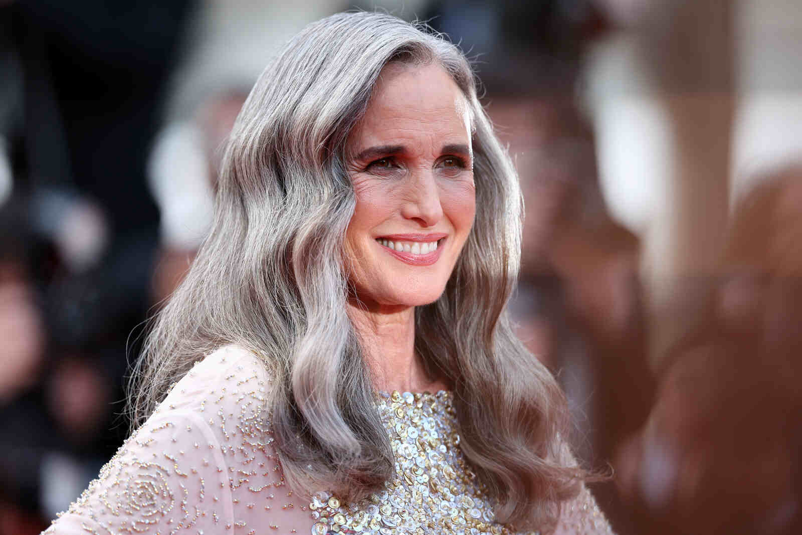 Andie MacDowell con canas y posando; cuidado capilar