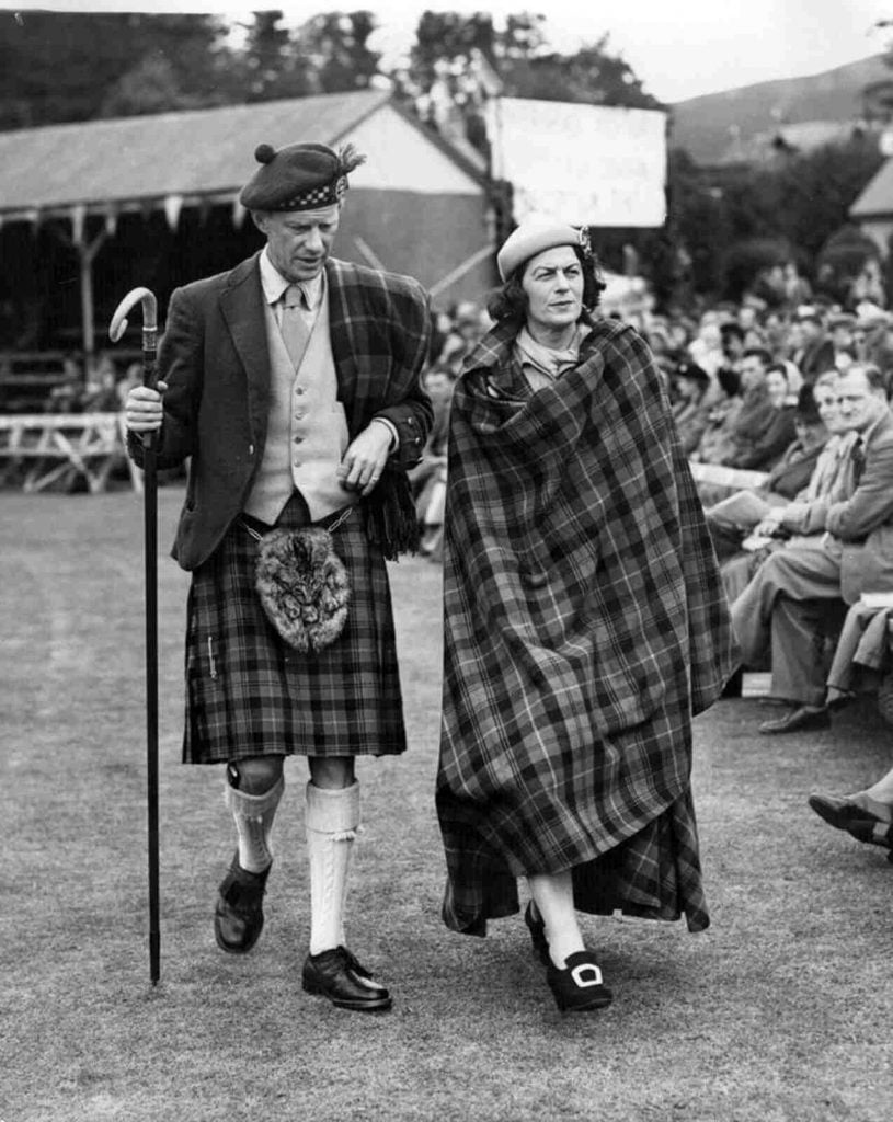 Pareja llevando kilts de tartán