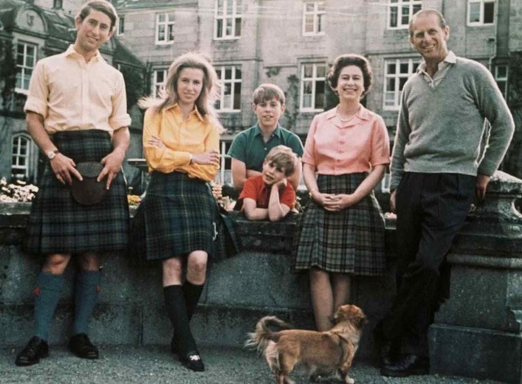 Familia real británica con kits de tartán en balmoral