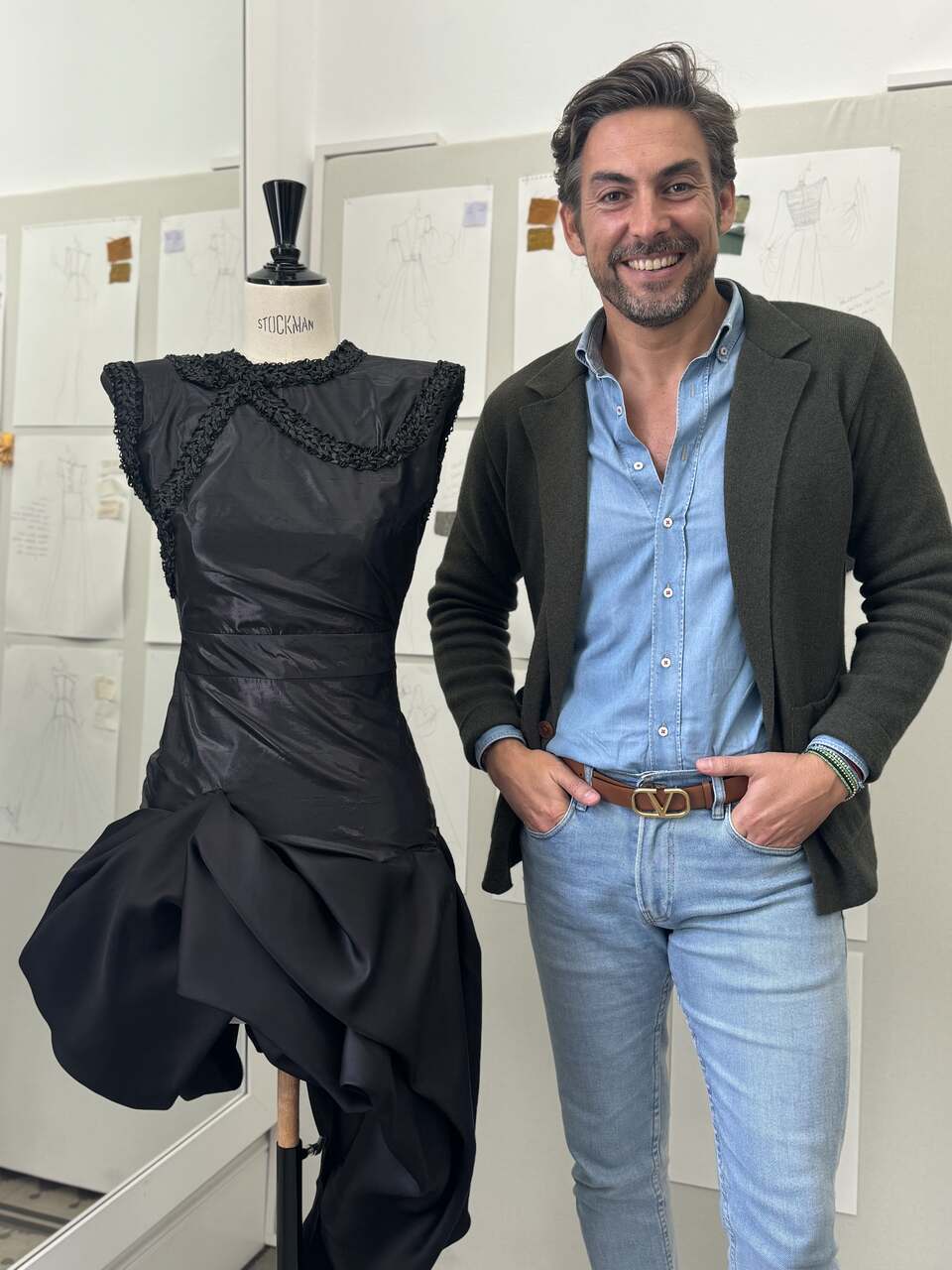 El diseñador José Luis Zambonino en su atelier en Sevilla