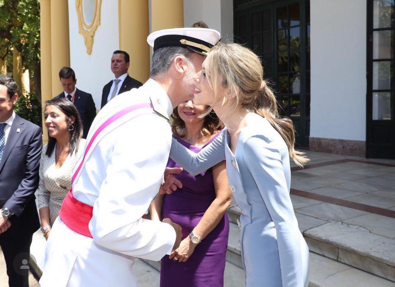 Manuela Villena con un Zambonino saludando al Rey Felipe. 