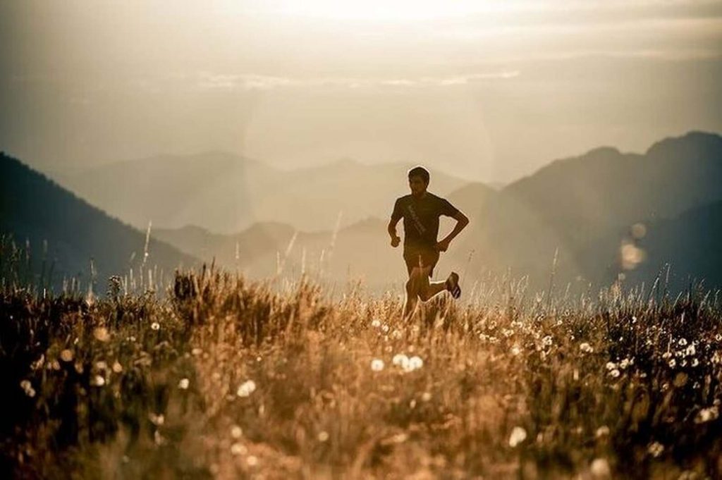 hombre corriendo por el campo, ozempic