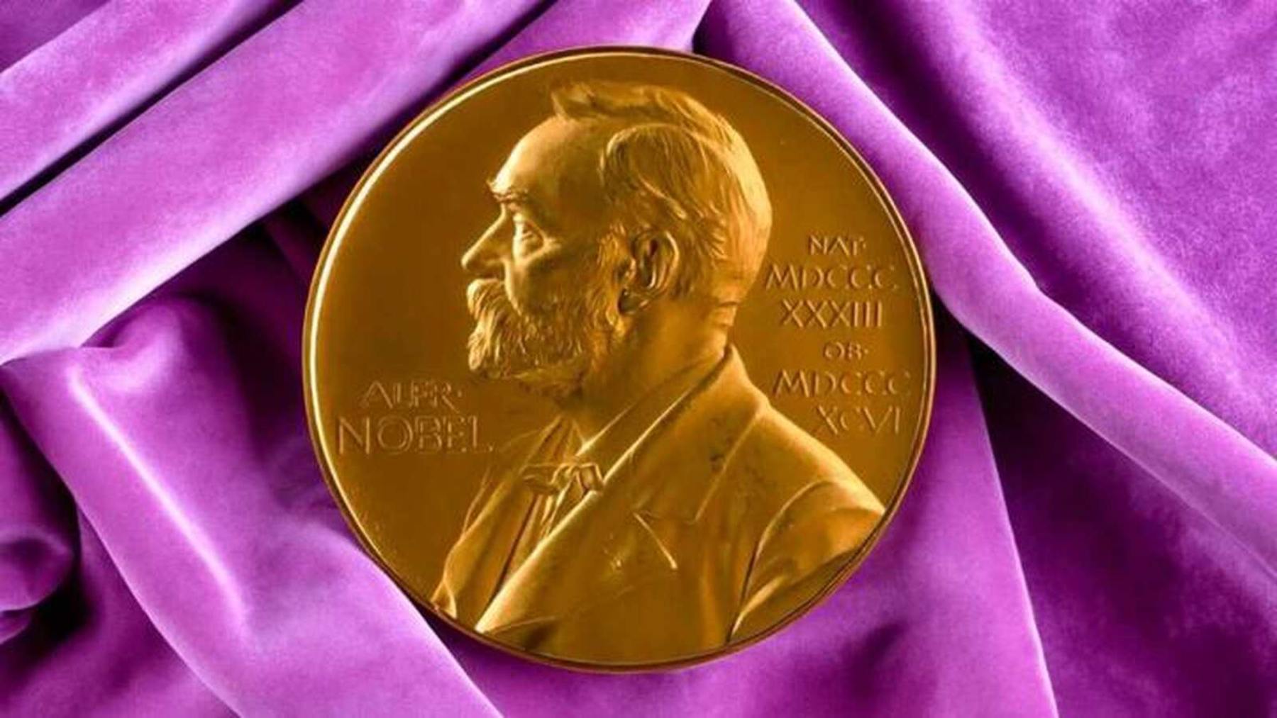 Medalla del Premio Nobel sobre fondo morado