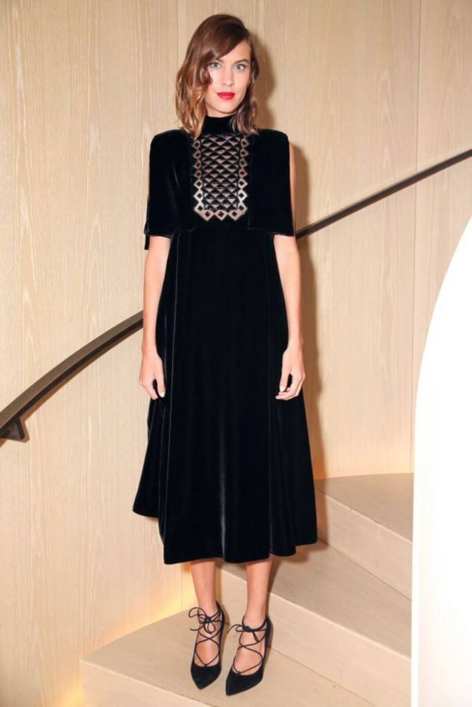 Alexa Chung con un look negro para la cena de empresa