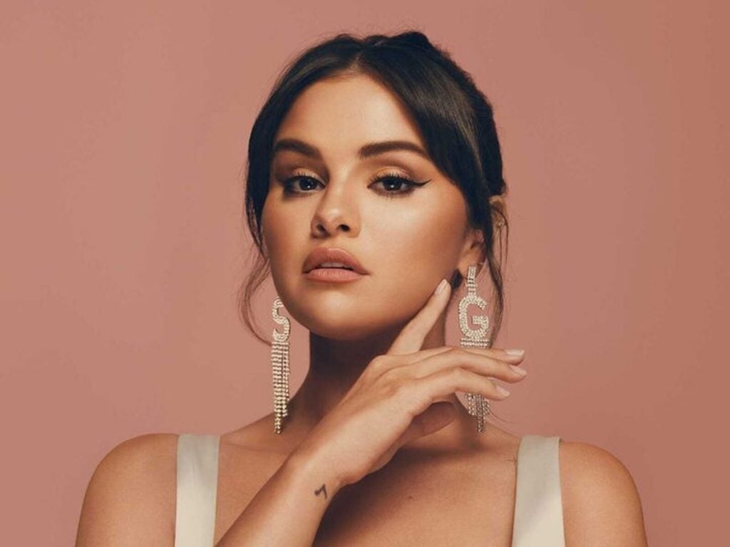 Selena Gómez con maquillaje de Rare Beauty