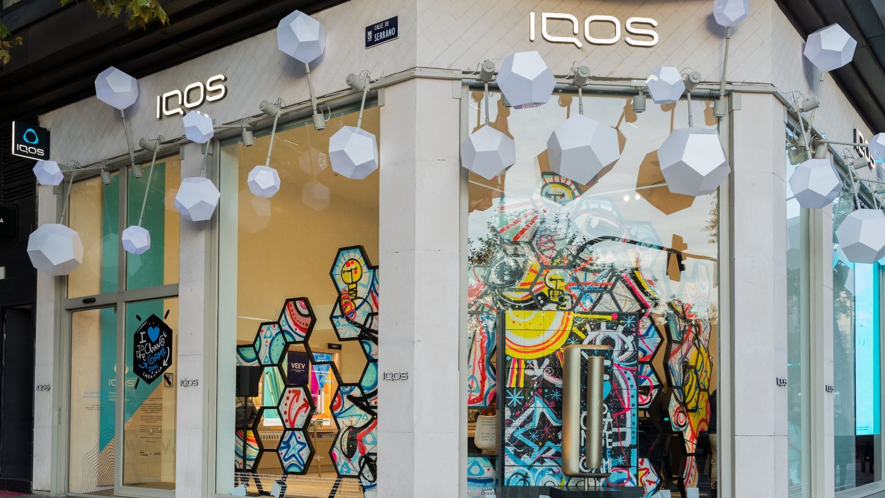 tienda serrano IQOS escaparate Miguel Caravaca