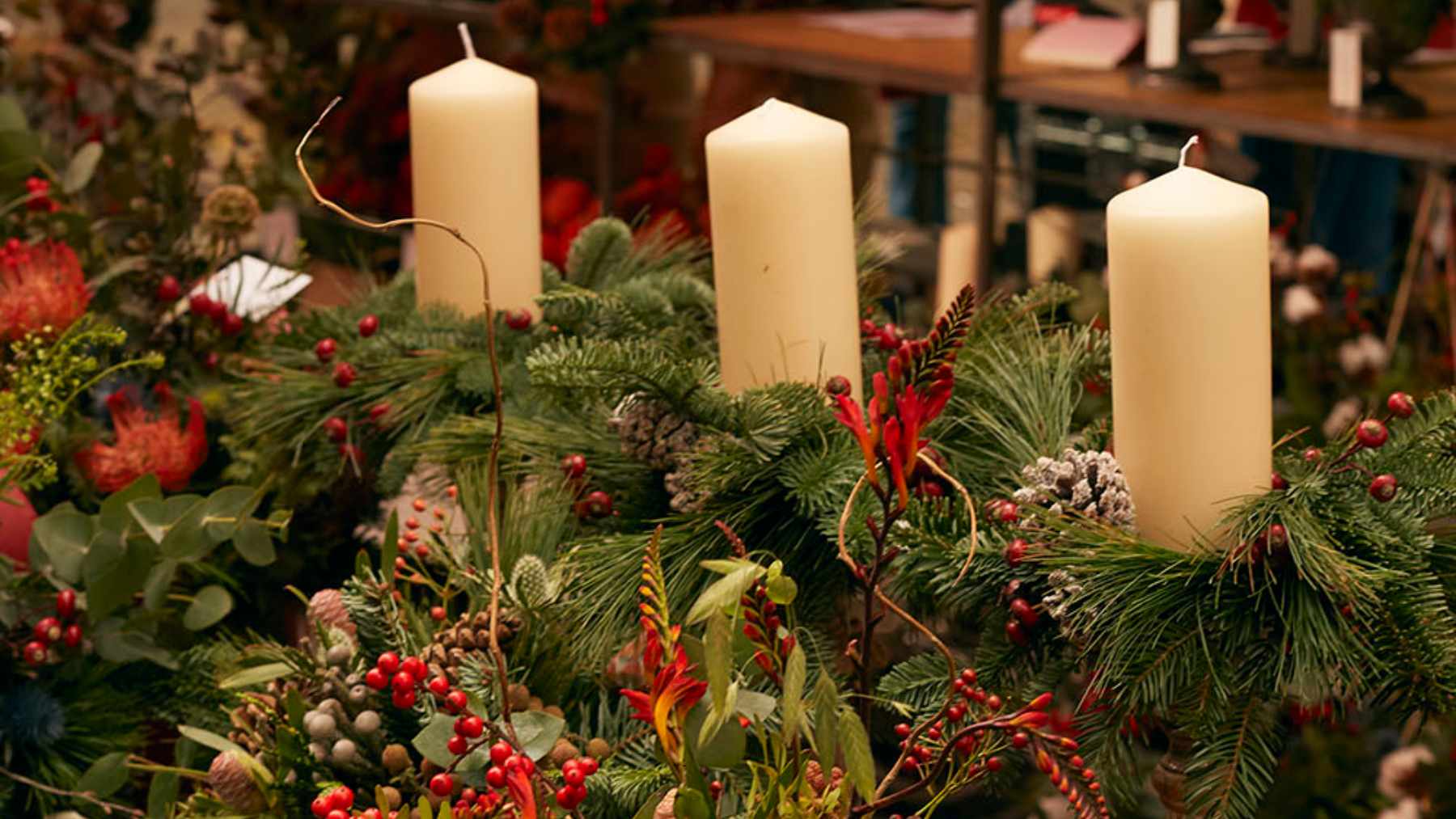 Velas blancas y flores de Navidad