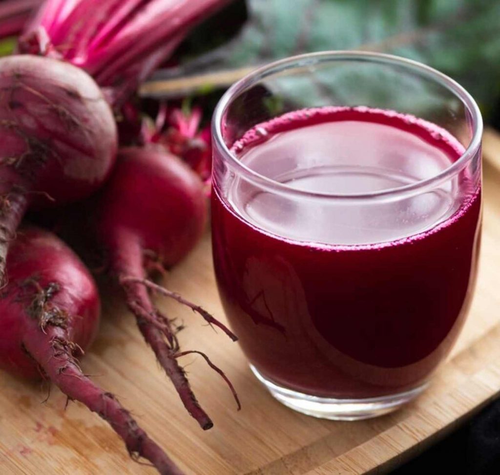 Zumo de remolacha de color rojo que ayuda a adelgazar