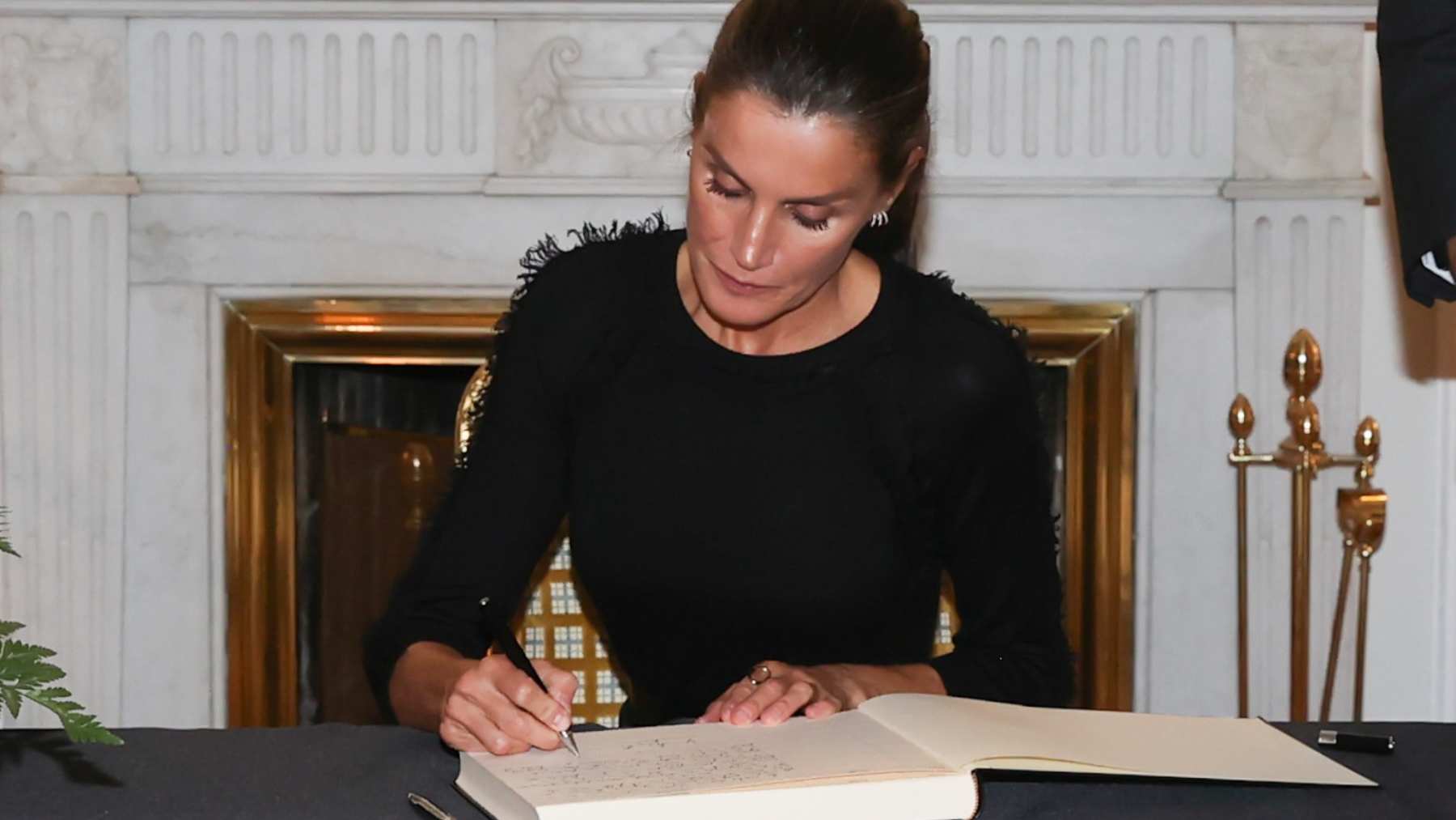 ¿Qué dice la firma de la Reina Letizia sobre su personalidad? Un grafólogo analiza su escritura