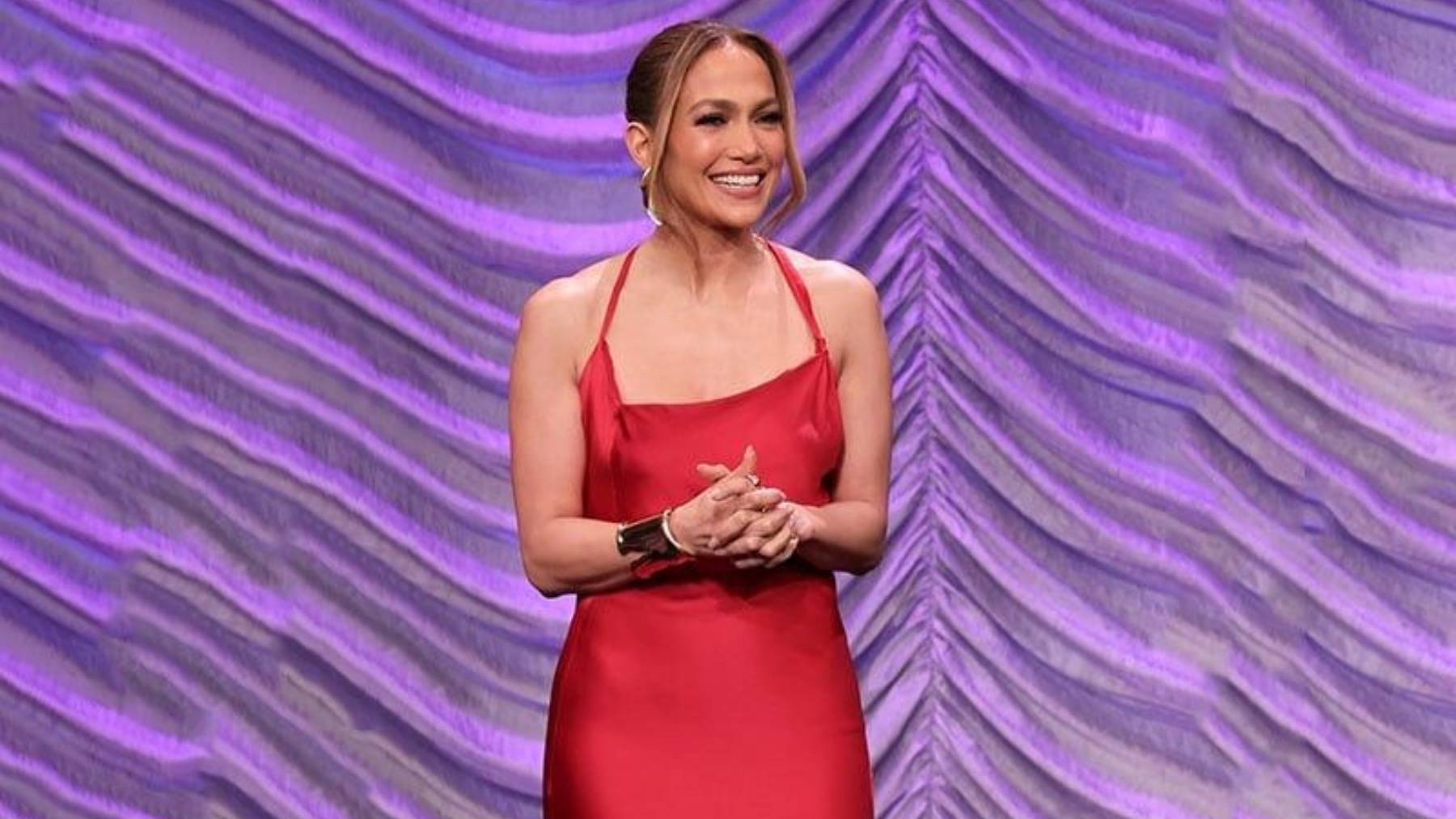 Jennifer López con un vestido rojo