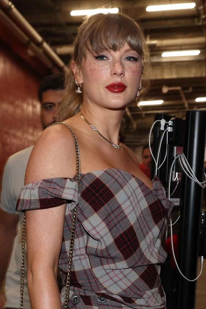 Taylor Swift con joyas doradas