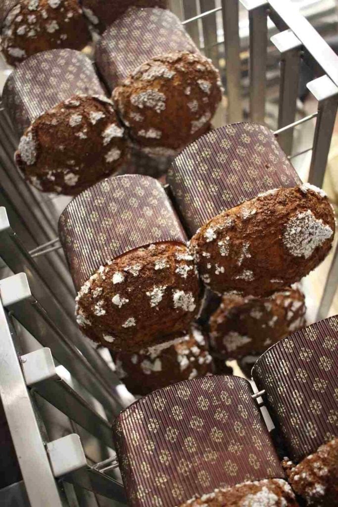 Panettone dado la vuelta y enfriando