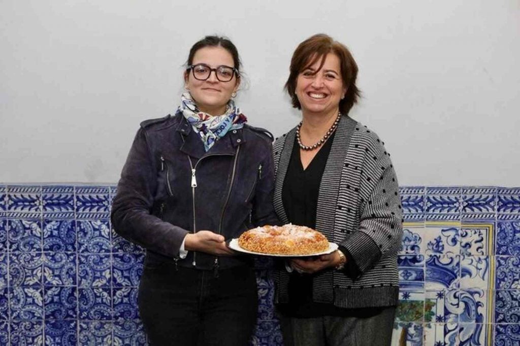 Paloma Silvestrín con el roscón de reyes