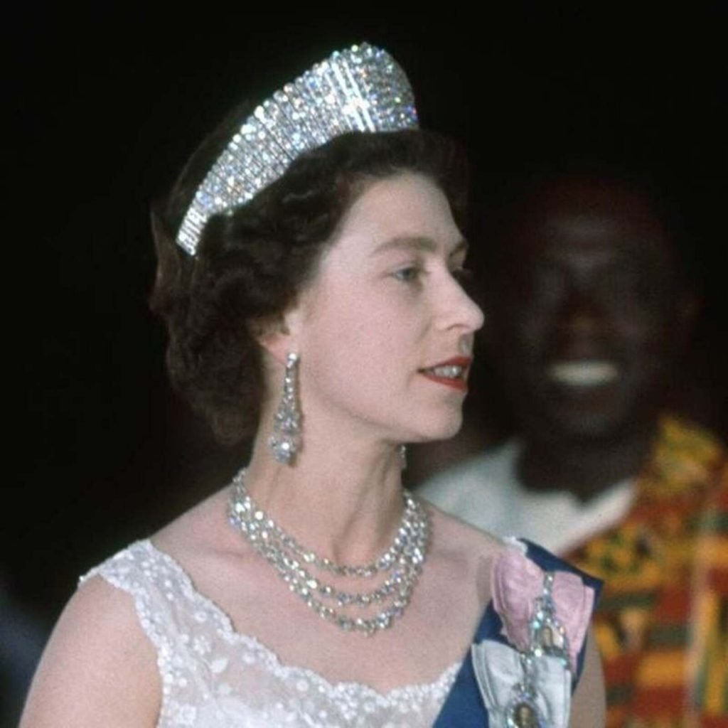 Reina Isabel II con la tiara rusa