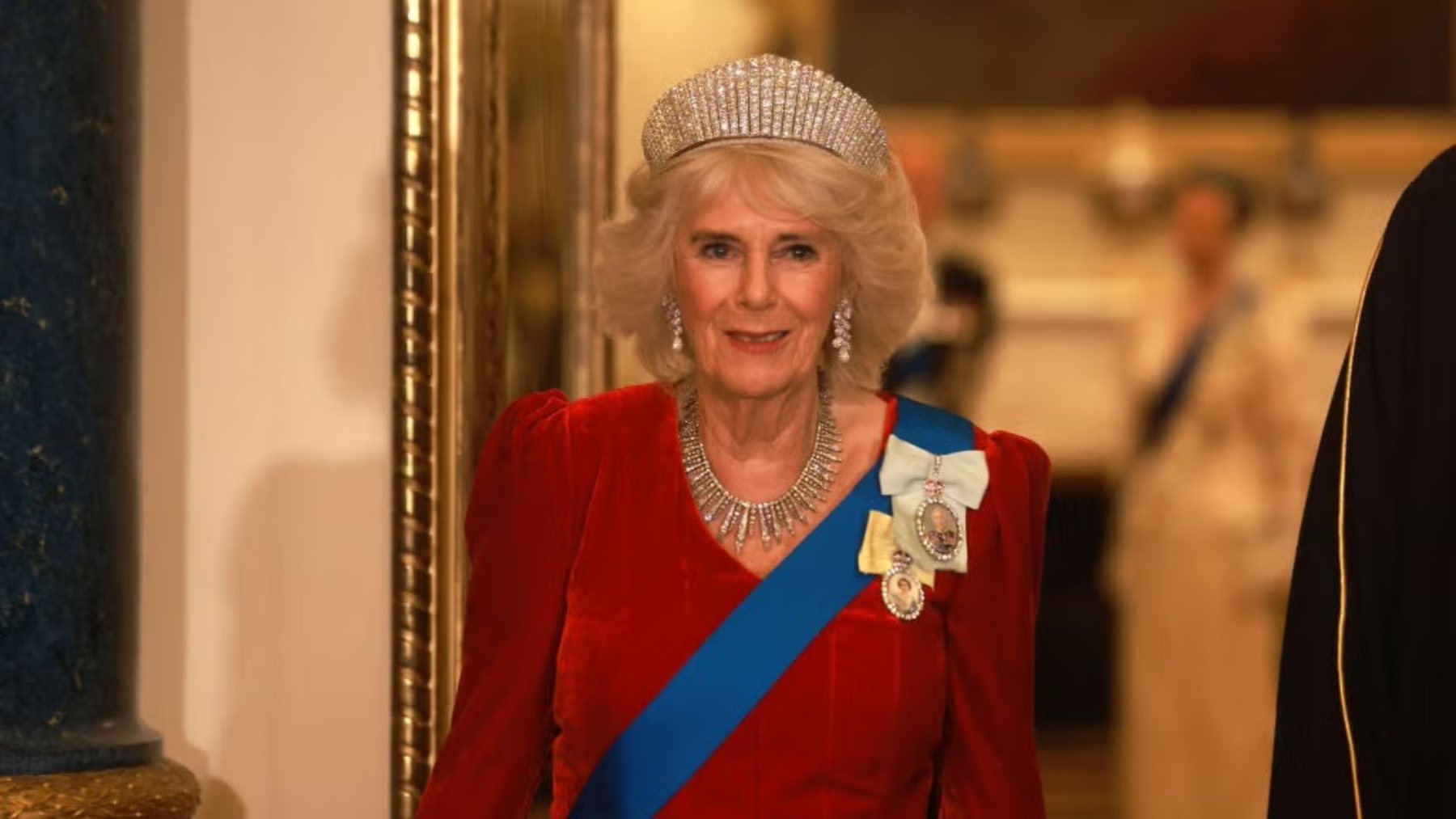 La tiara de la reina Camilla que lleva 448 diamantes, es de origen ruso y de precio incalculable