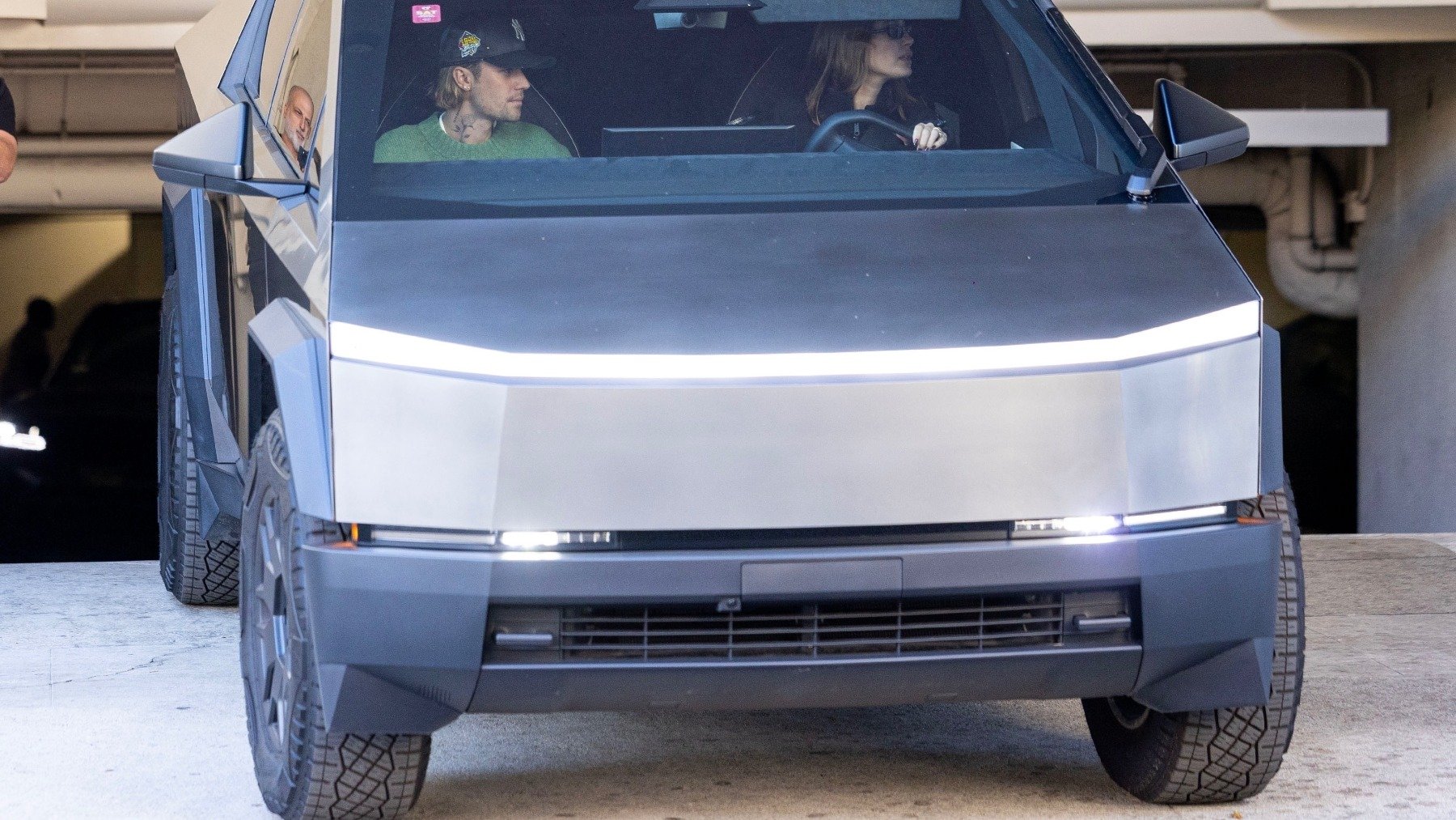 Todos los famosos que conducen una Cybertruck, la pick-up ‘blindada’ de Tesla