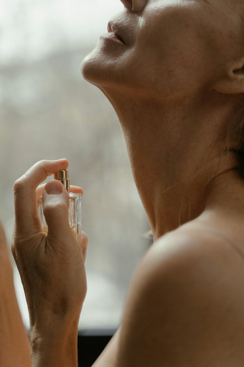 piel mujer aplicar en el cuello, perfume