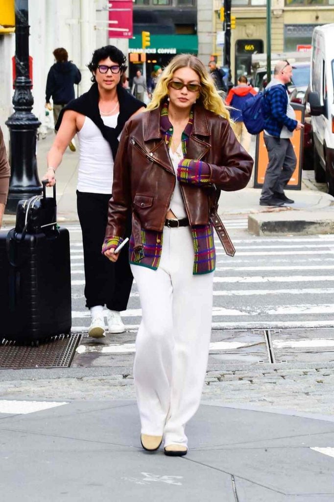 Gigi Hadid con biker de cuero