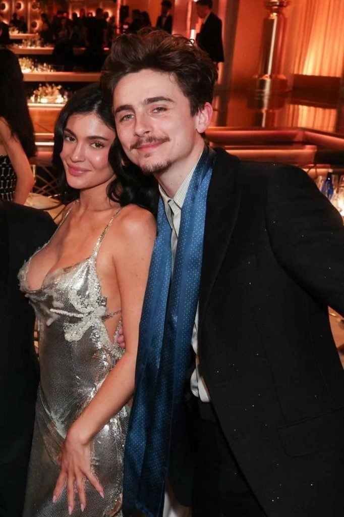 Kylie y Chalamet posando en los Globos de Oro 2025