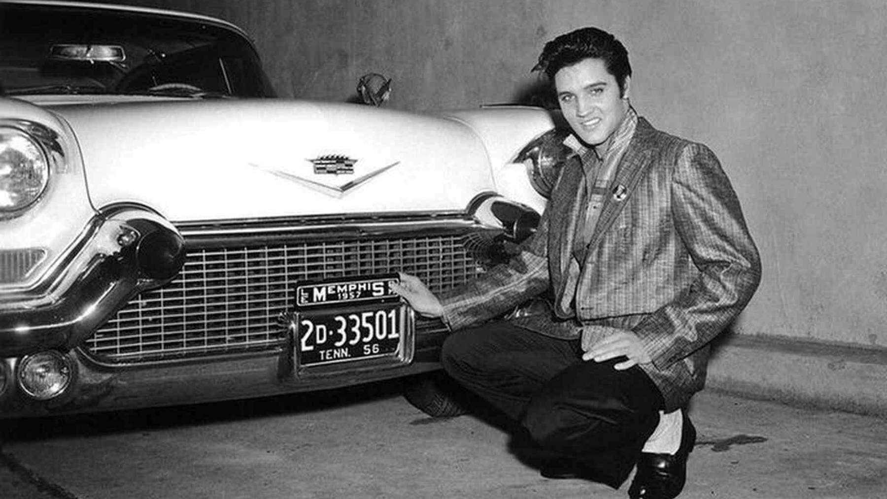 Elvis Presley posando