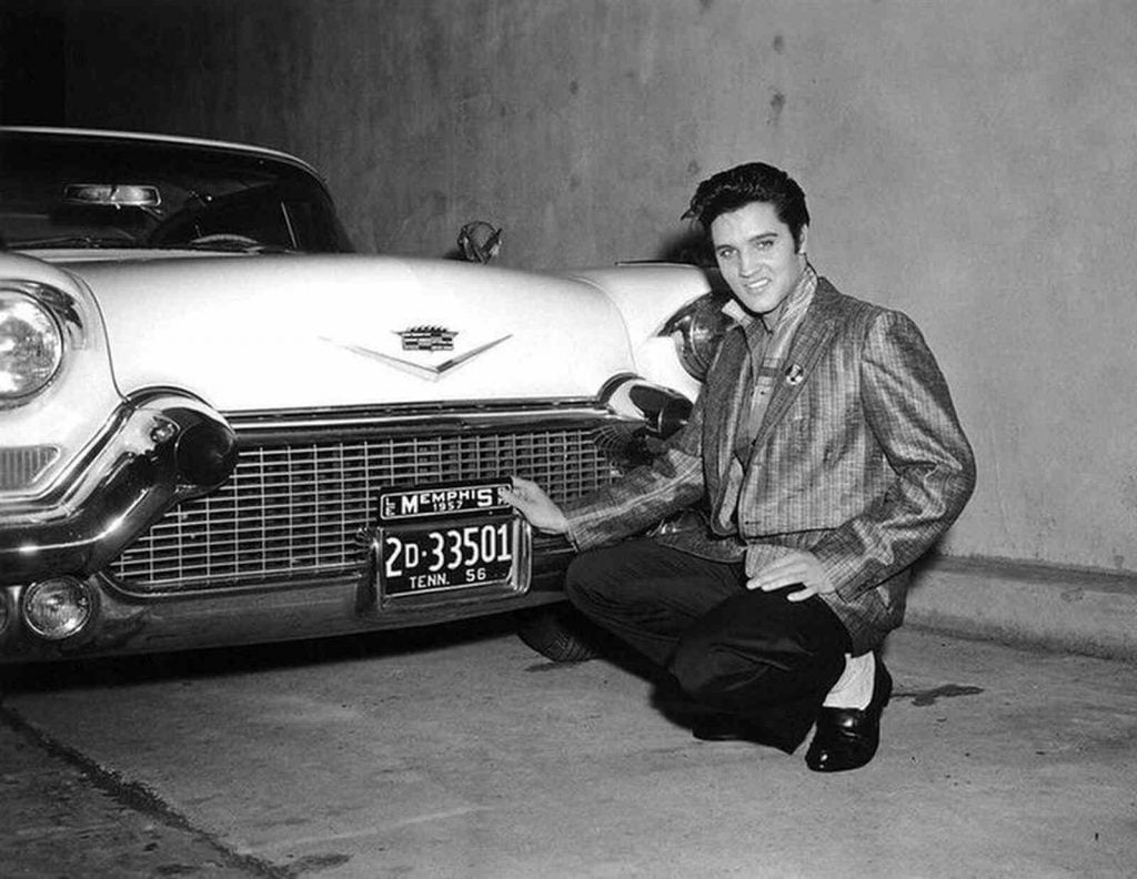 Elvis Presley con un Cadillac