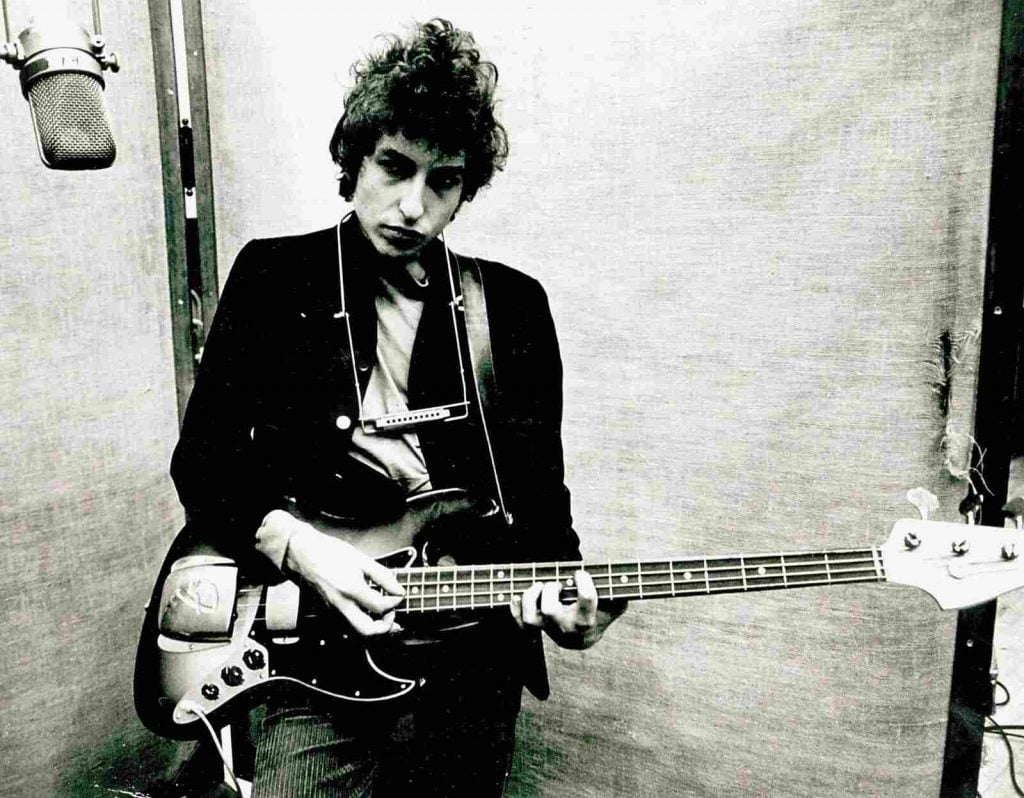 Bob Dylan con una guitarra