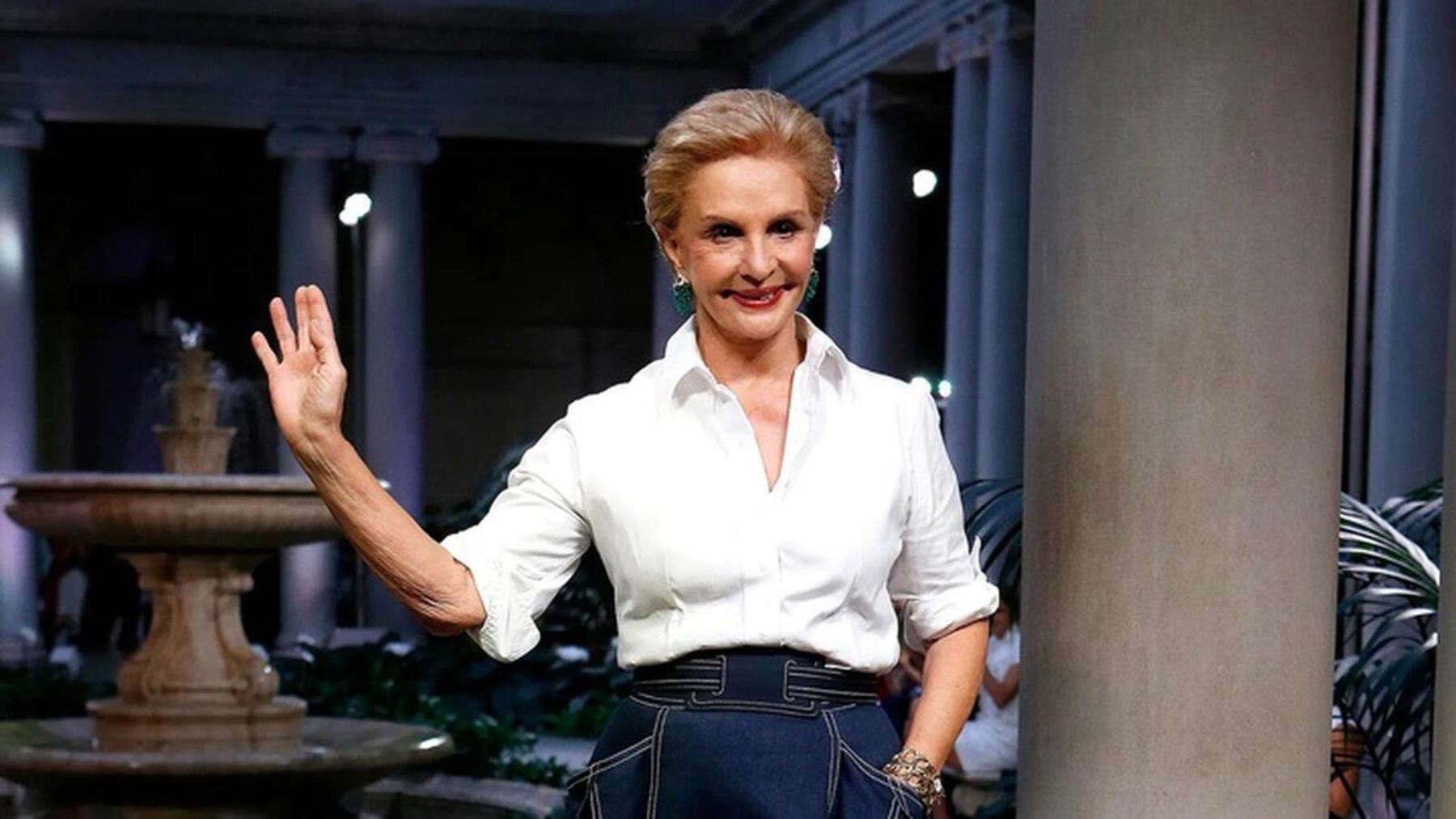 Carolina herrera con camisa de color blanco