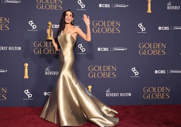 Demi Moore posando en los Globos de Oro 2025