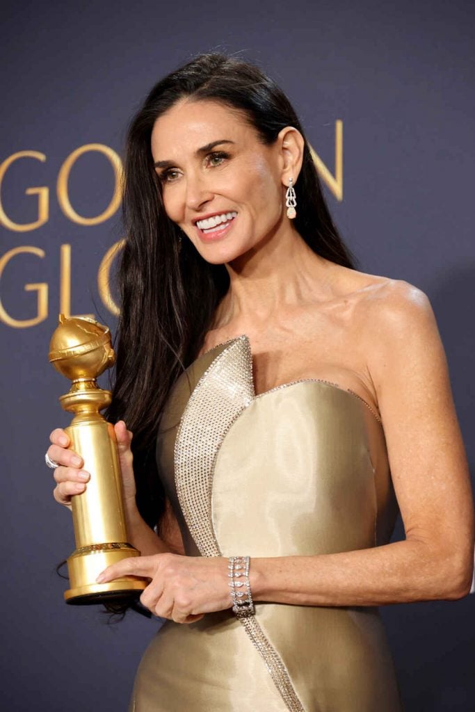 Demi Moore posando con su premio