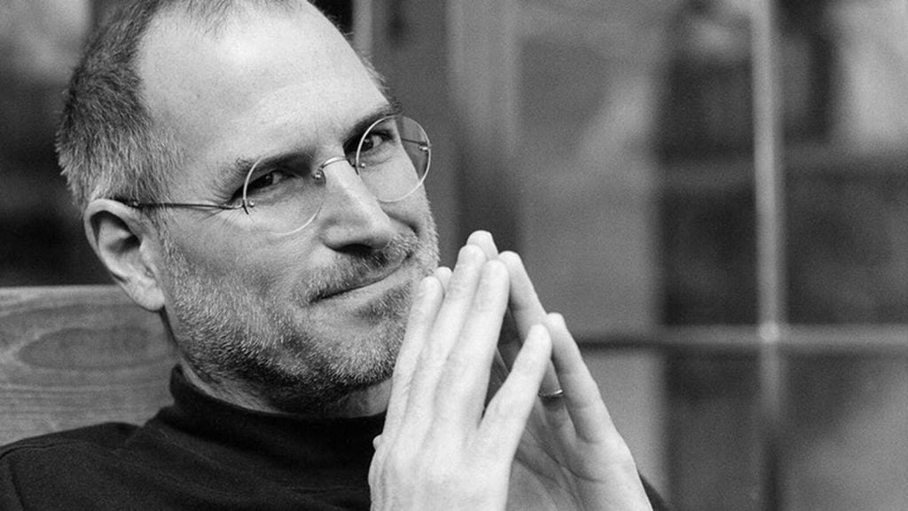 Steve Jobs posando