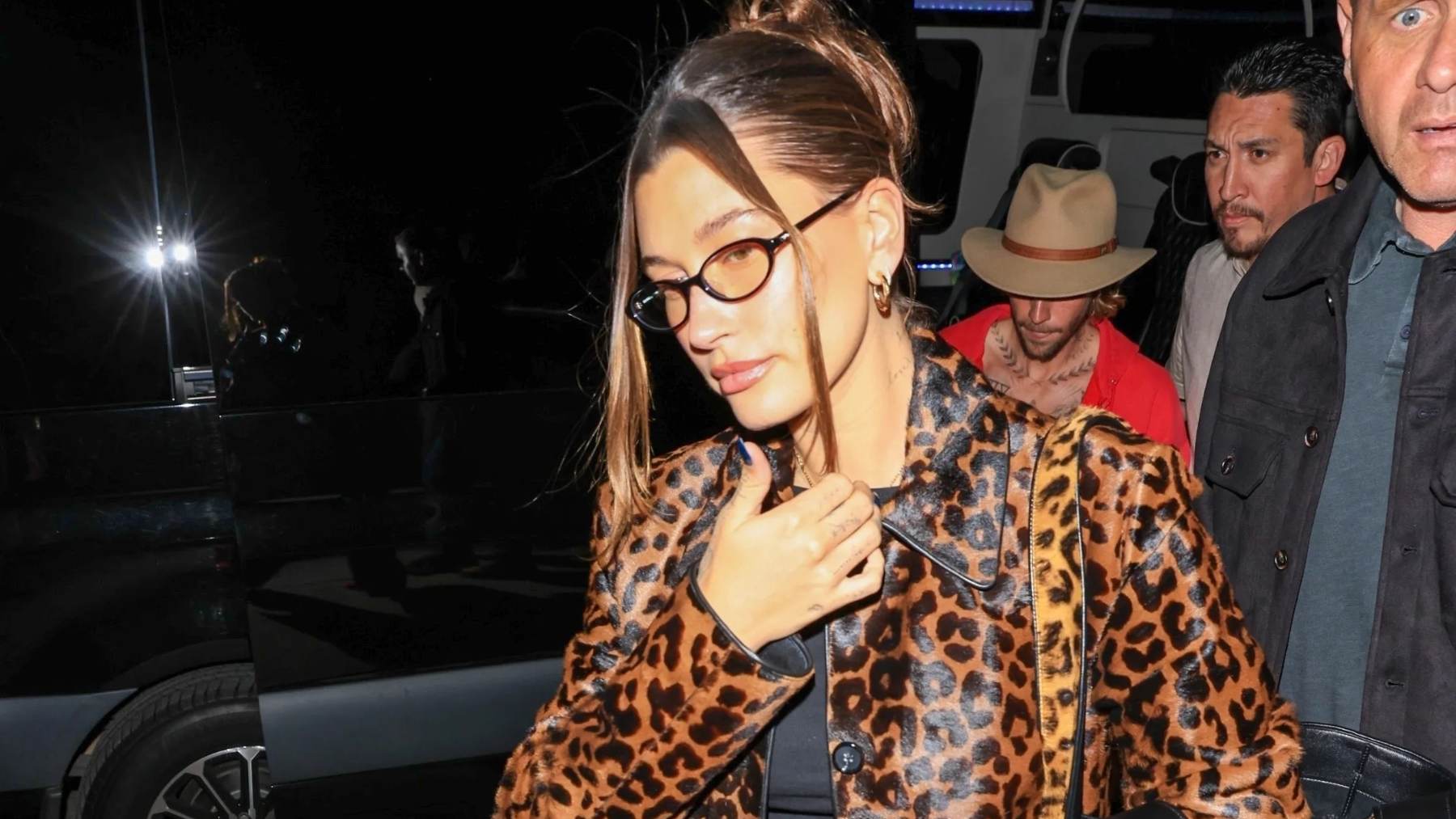 Hailey Bieber con un abrigo de leopardo