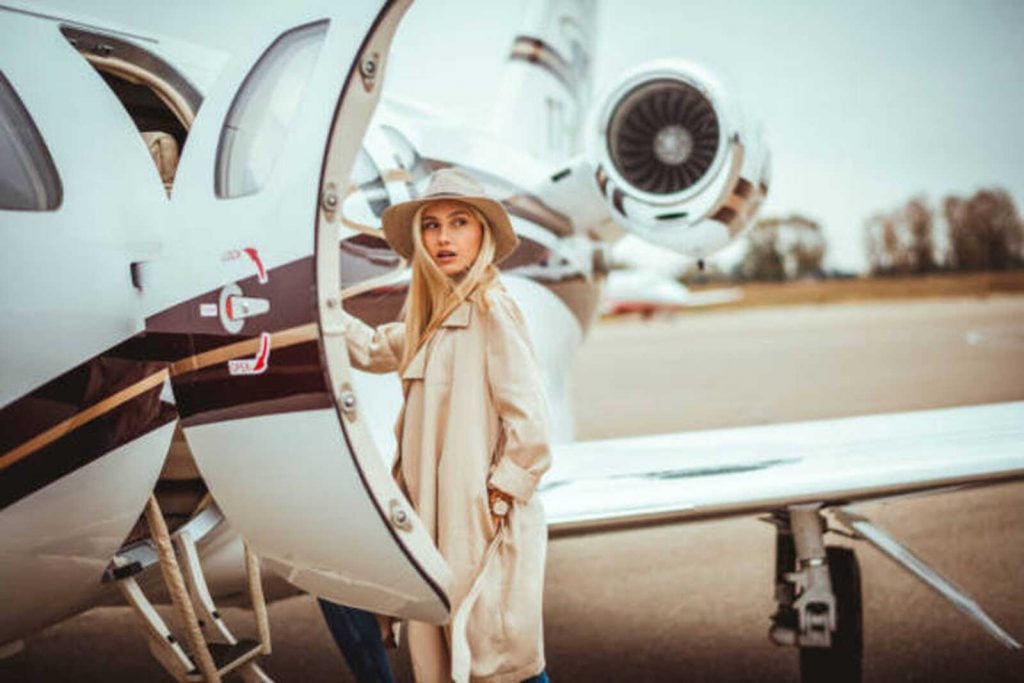 Mujer entrando a avión