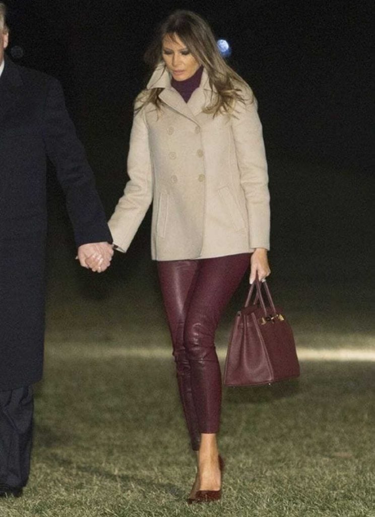 La primera dama paseando por mar-a-lago