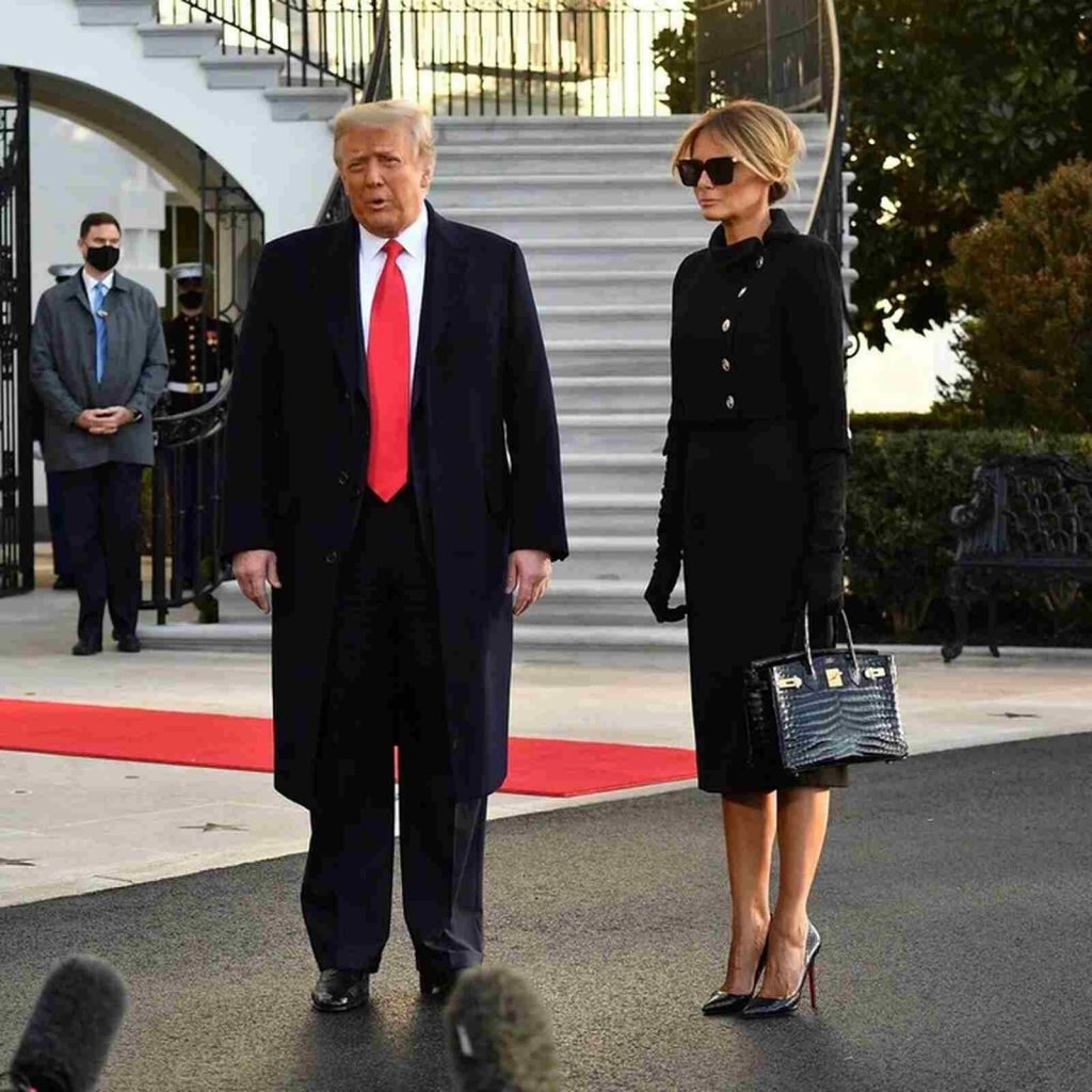 Donald y Melania despidiéndose de la Casa Blanca