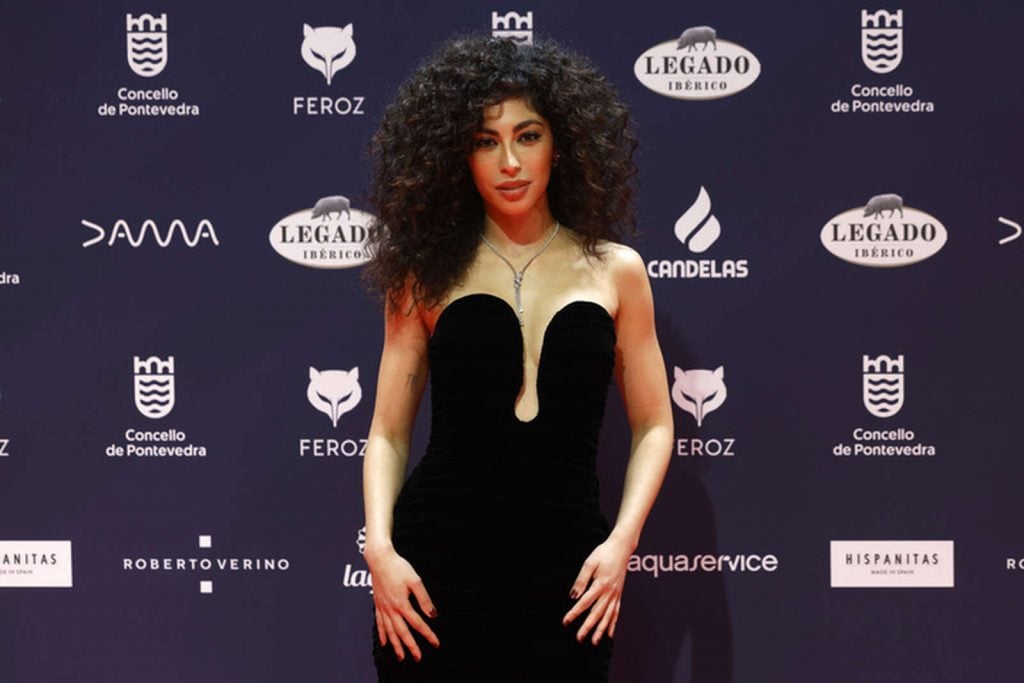 Mina El Hammani posando en los Premios Feroz 2025