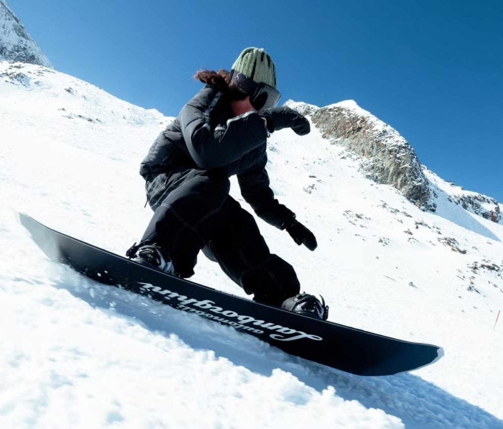 Mujer haciendo snowboard con Lamborghini