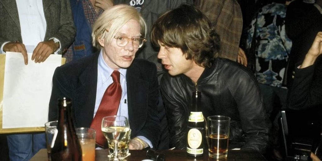 Andy Warhol y Mick Jagger en su casa de Nueva York