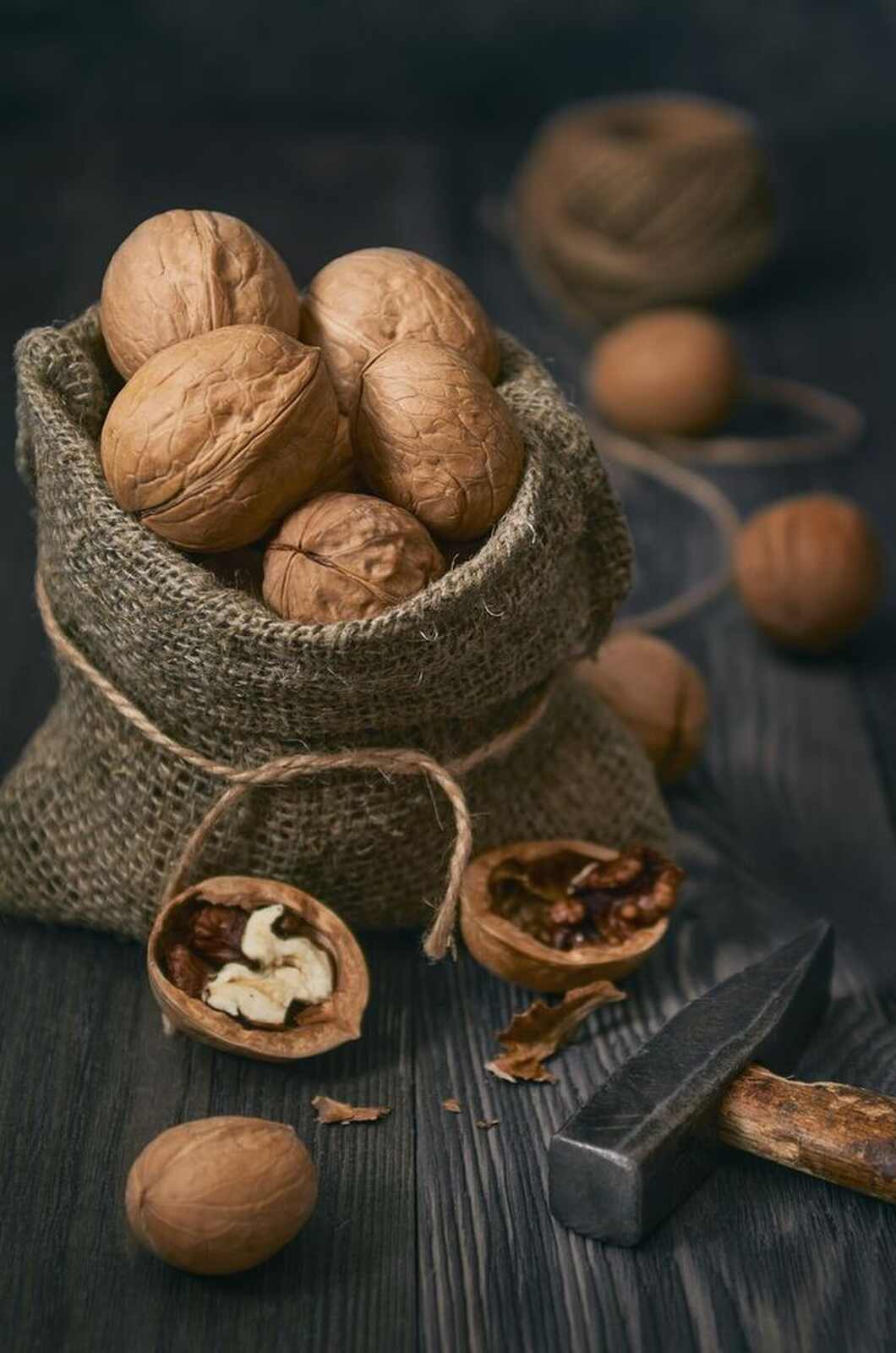 Nueces en una bolsa de rafia, beneficios para prevenir ictus