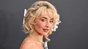 Corte de pelo de Sabrina Carpenter en los Grammy 2025